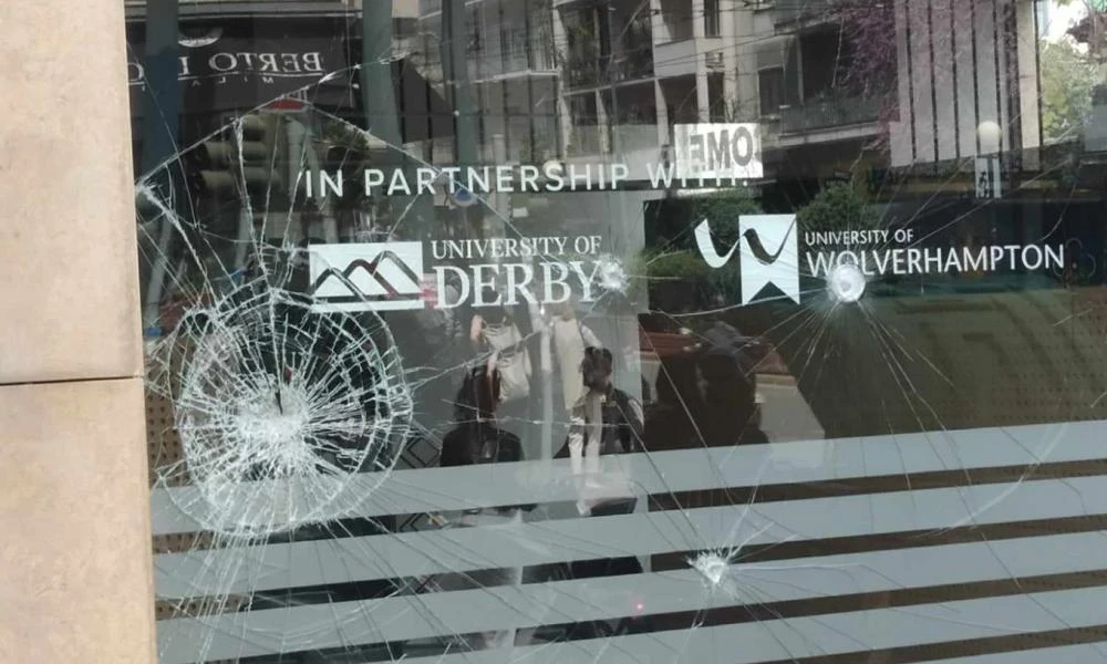 Κυψέλη: Κουκουλοφόροι προκάλεσαν φθορές σε ΙΕΚ - Πέταξαν τρικάκια